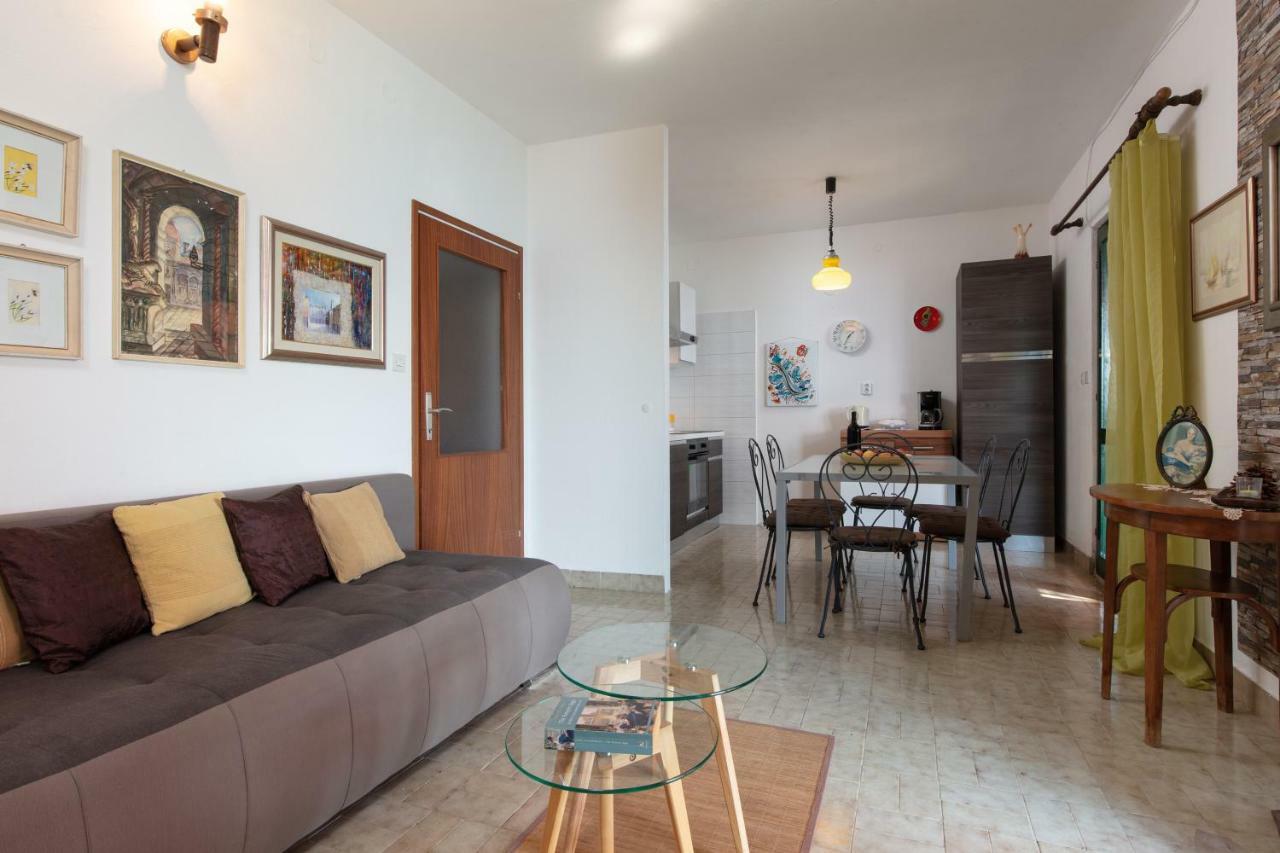 Holiday Home Barbara Trogir Eksteriør billede