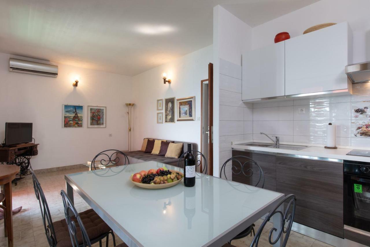 Holiday Home Barbara Trogir Eksteriør billede